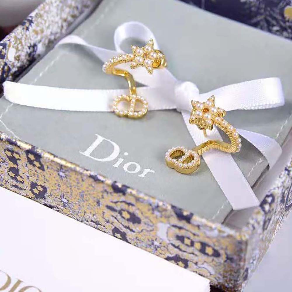 Close-up on white resin pearls of Dior Women Clair D Lune Earrings