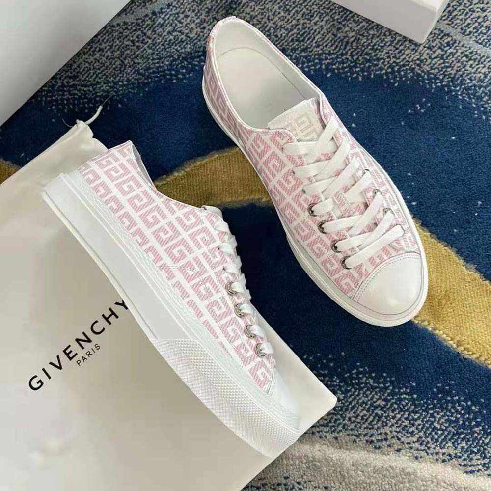 Close-up on silver 4G logo hardware of Givenchy Women Sneakers City in 4G Jacquard-Pink