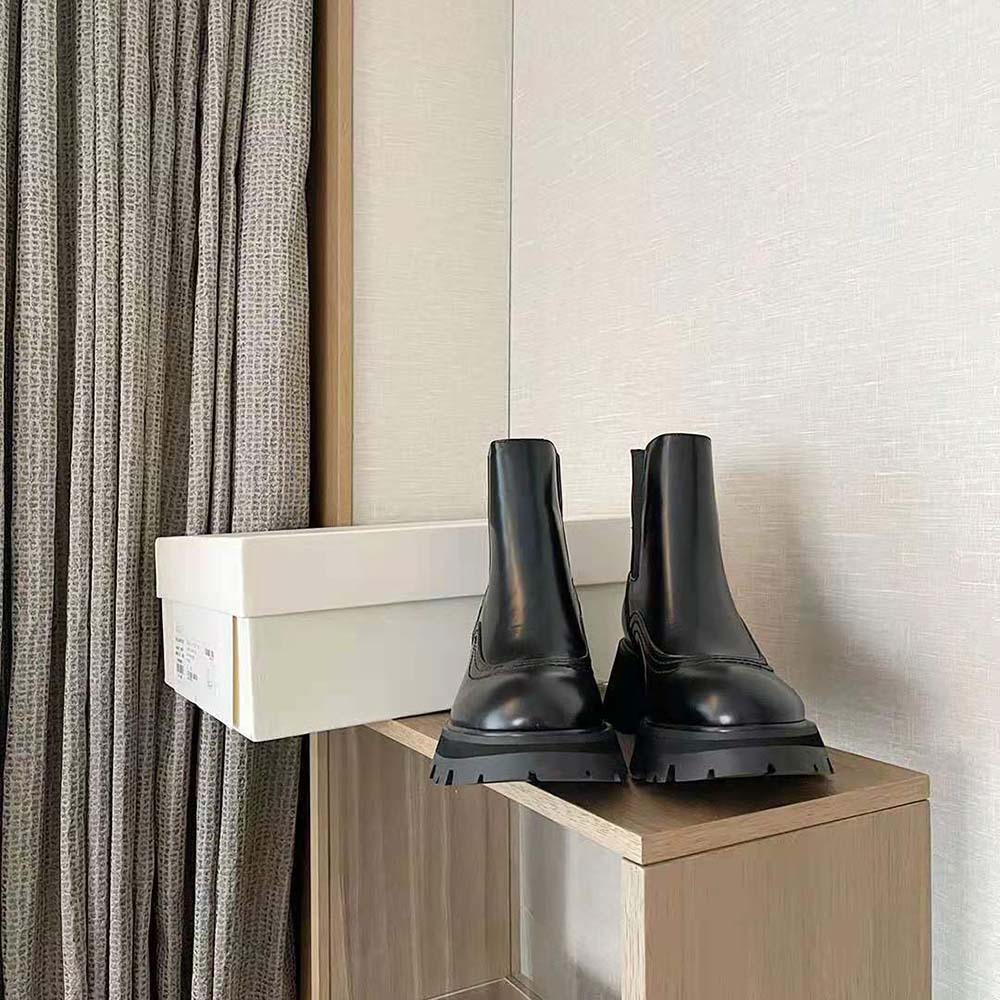 Close-up of sculpted heel detail on Alexander Mcqueen Women Wander Chelsea Boot-Black