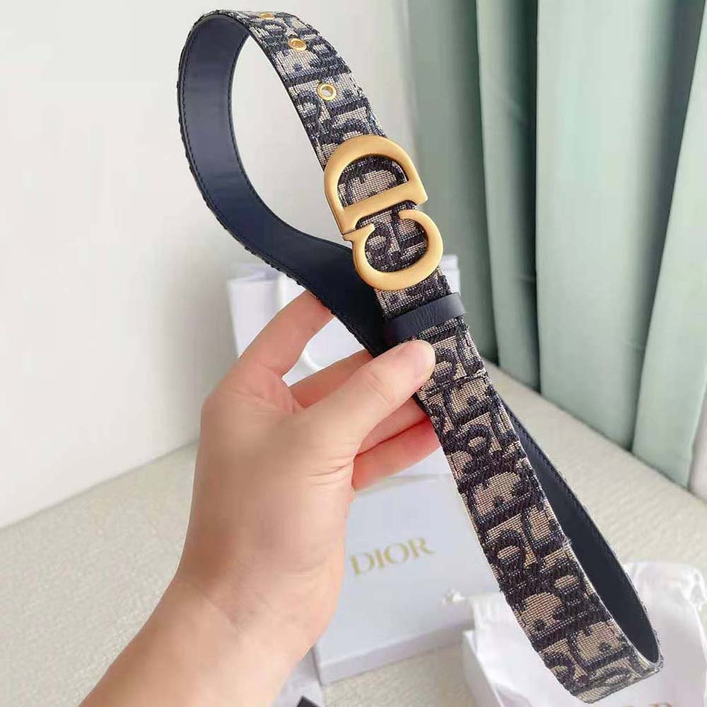 Close-up of polished buckle on Dior Women 30 Montaigne Belt Blue Dior Oblique Jacquard