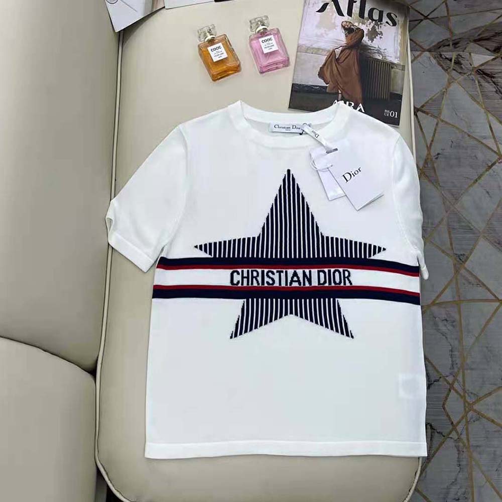 Close-up of embroidered three-tone Dior Star on Dioralps T-shirt