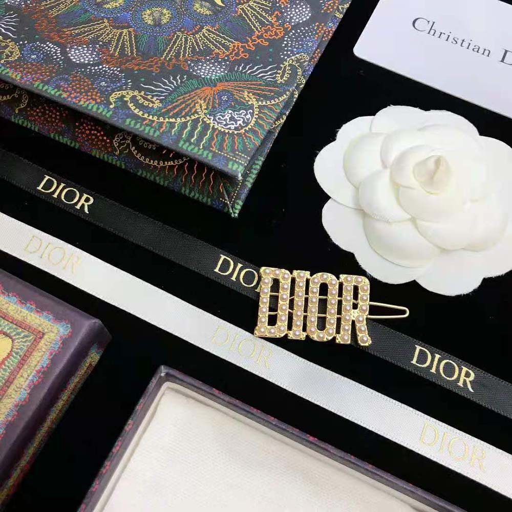 Close-up detail of gold finish and Dior logo on Diorevolution Barrette
