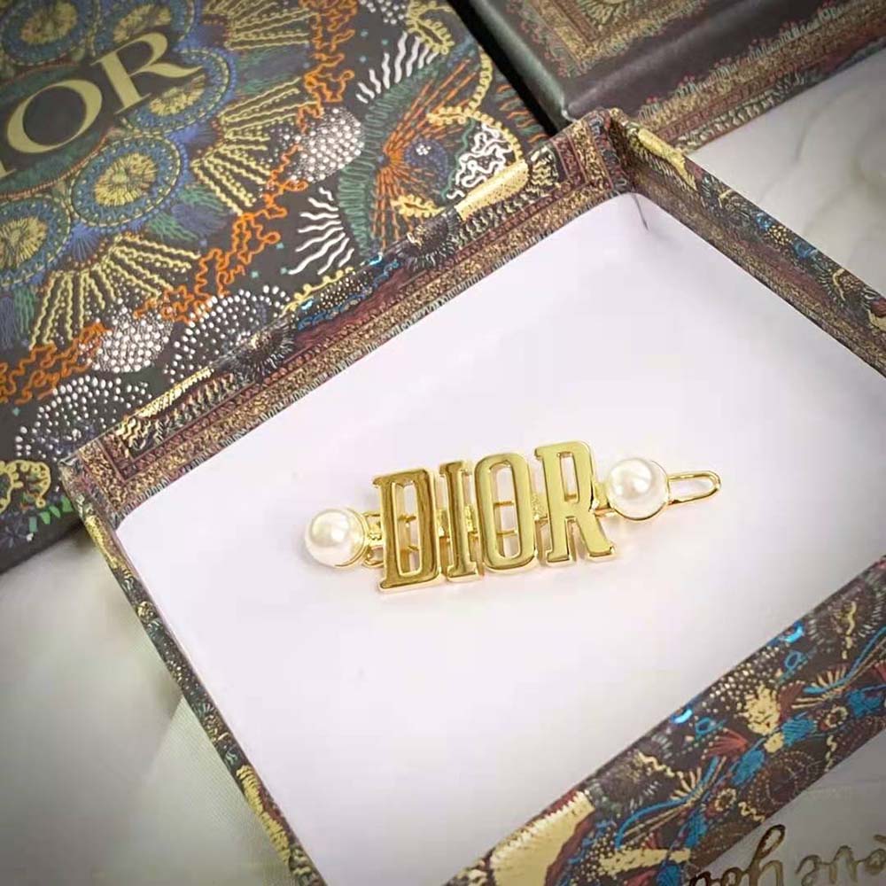 Side view showing clasp and pearls on Dior Women Dio(r)evolution Barrette