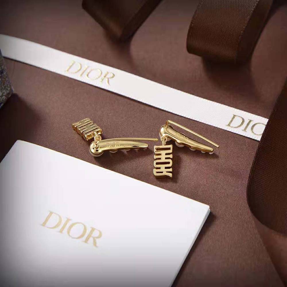 Close-up on resin pearl detail of Dior Women Diorevolution Earrings
