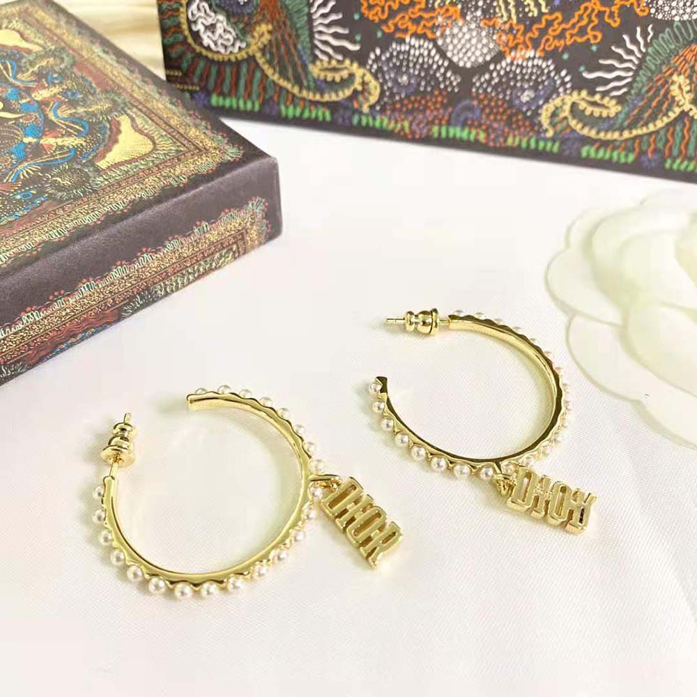 Close-up detail of white resin pearls on Dior Women Dio(r)evolution Earrings