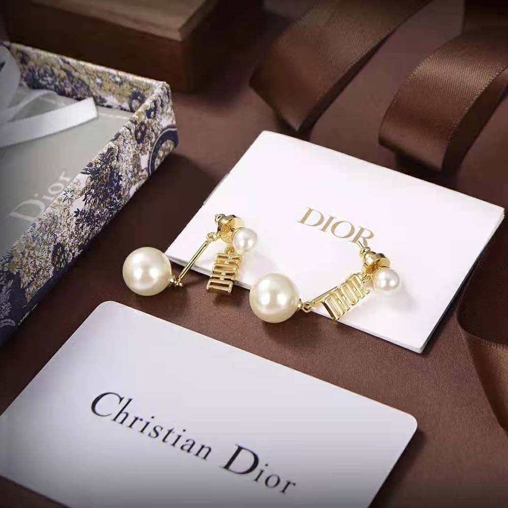 Side angle showing sculptural hoop silhouette of Dior Women Dio(r)evolution Earrings