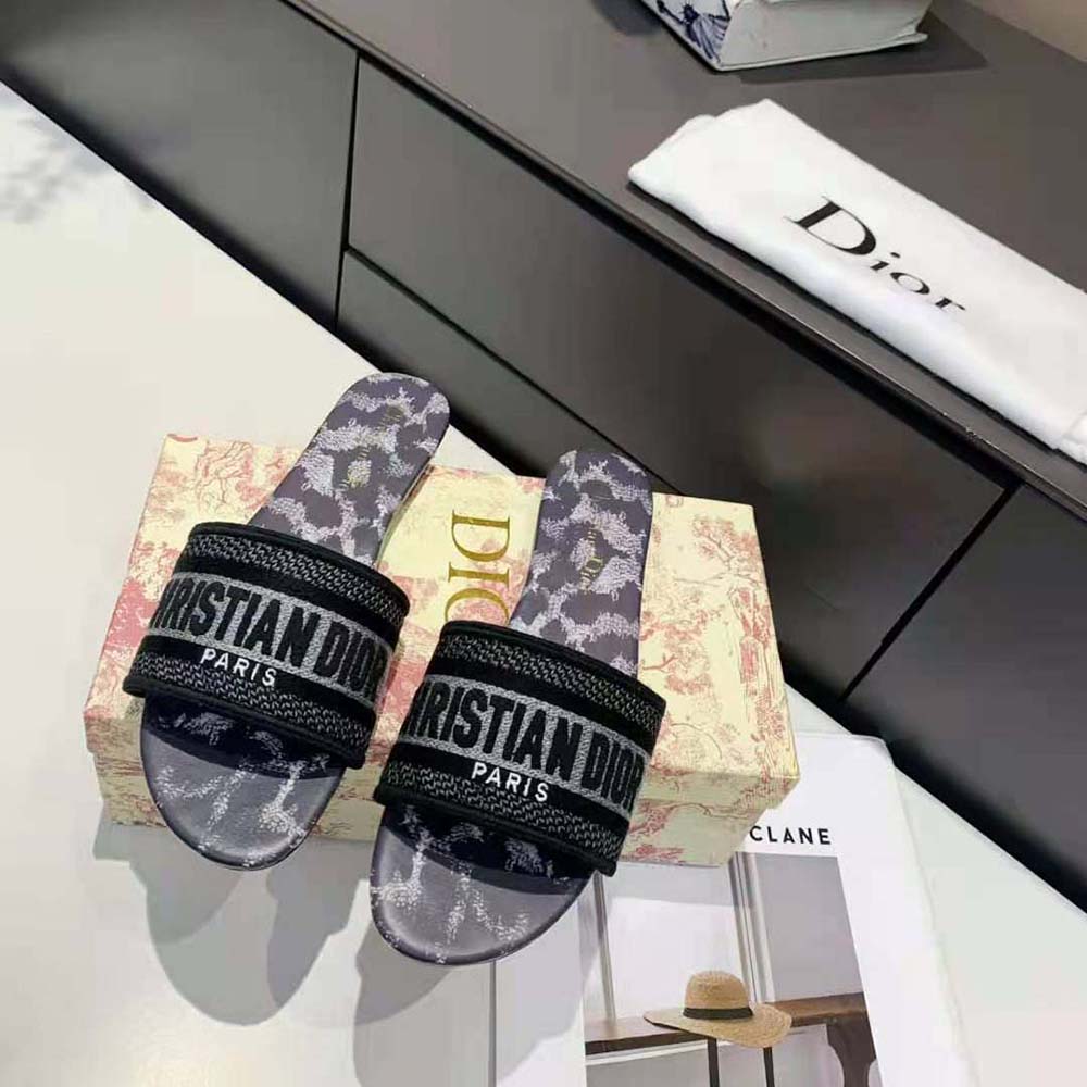 Top-down view of silver Dior Women Dway Slide Gray Mizza sandal