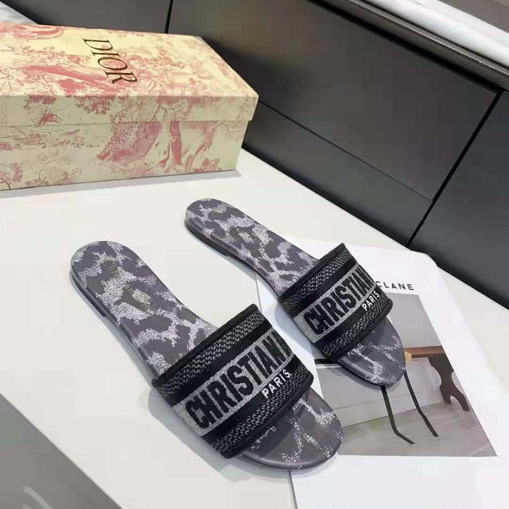 Close-up of metallic thread embroidery on Dior Women Dway Slide Gray Mizza