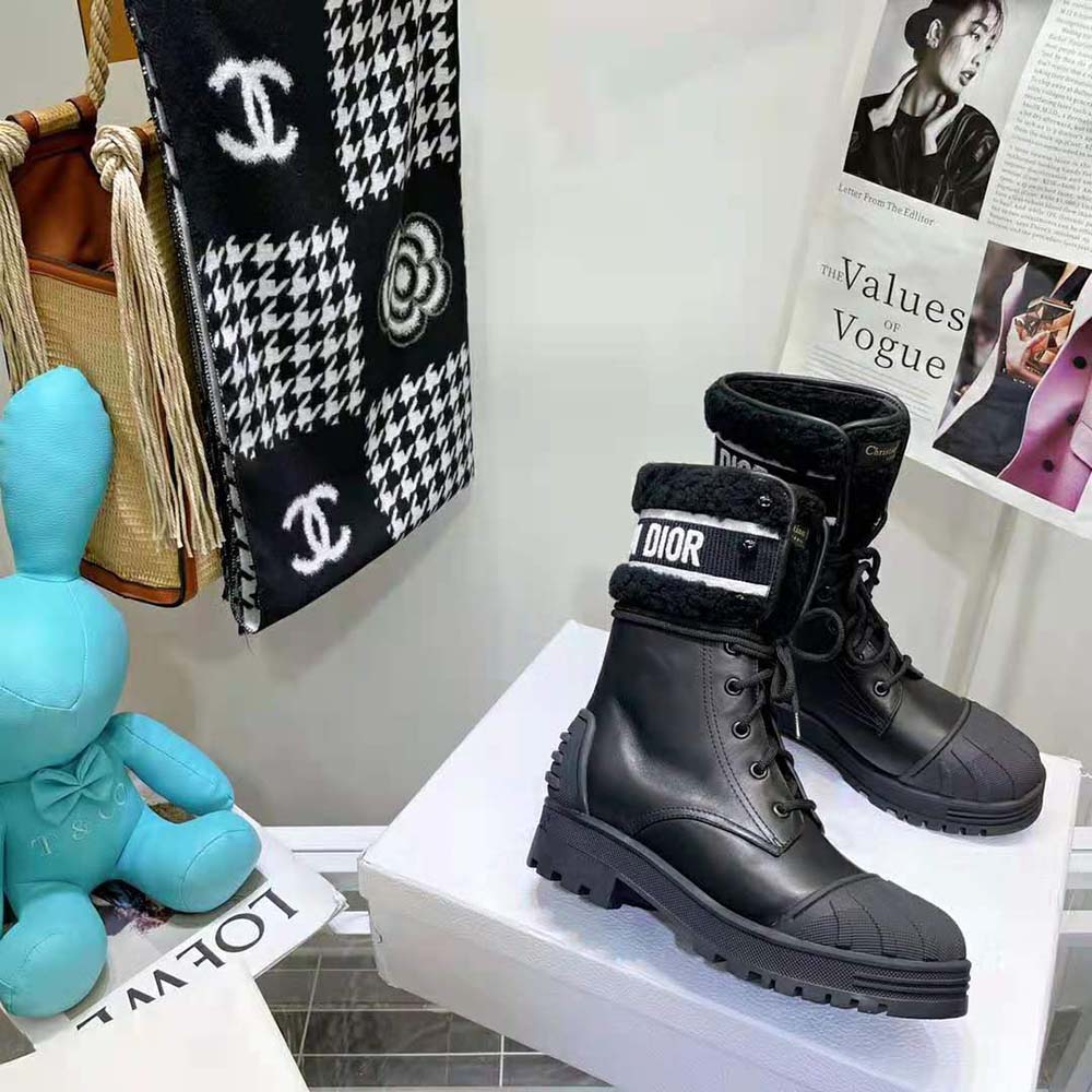 Side view highlighting zipper and Dior hardware on D-Major Ankle Boot