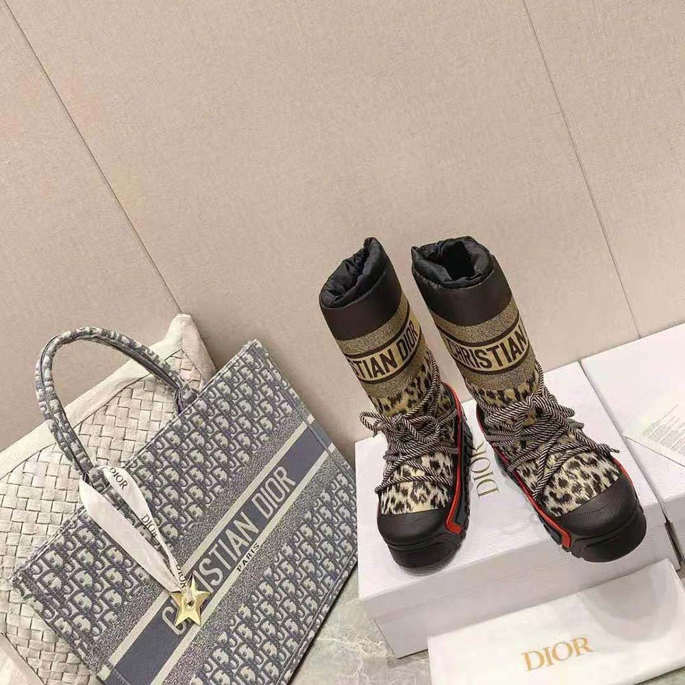 Side profile of Dior Women Dioralps Snow Boot with chunky sole detail