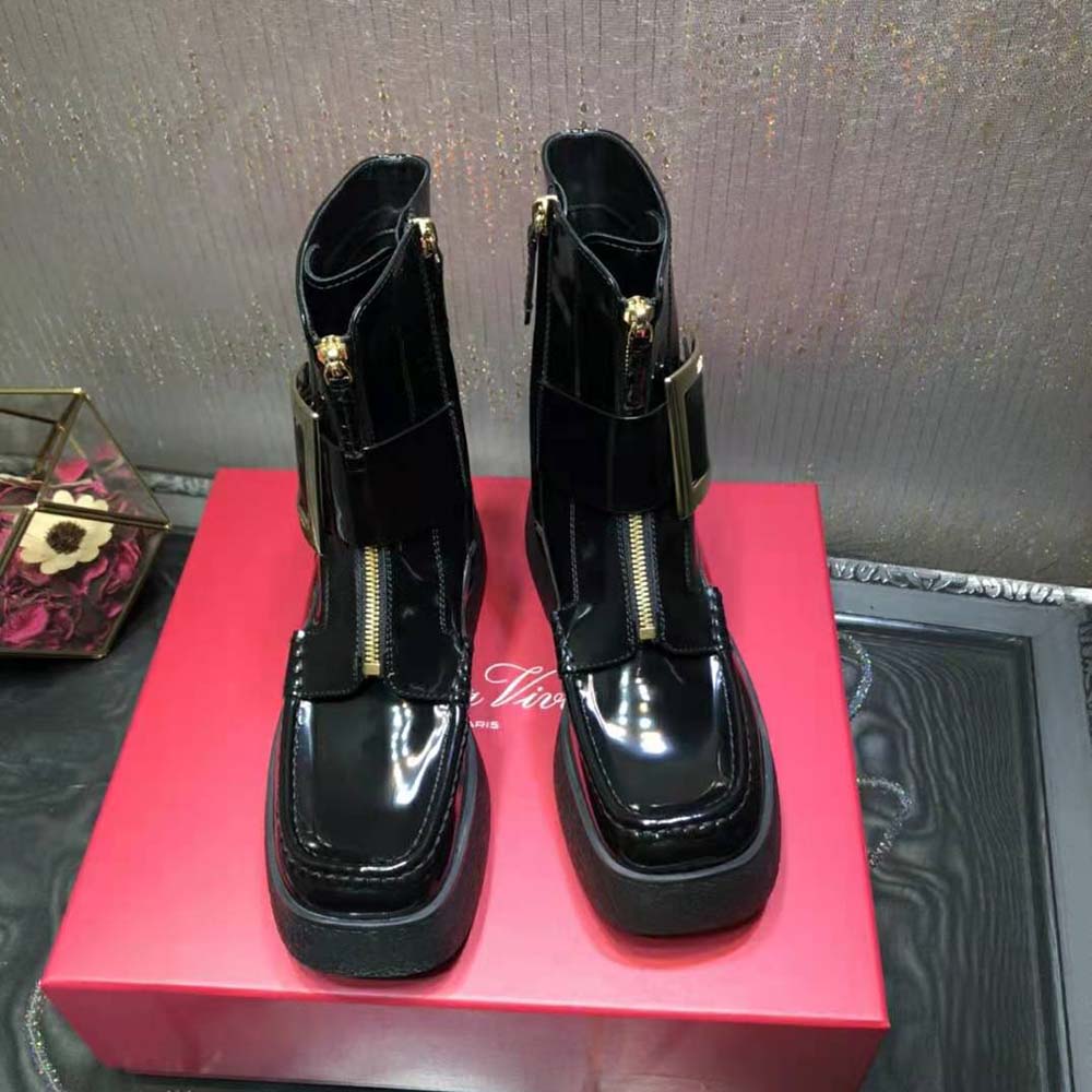 Close-up detail of metal buckle on Roger Vivier Viv Rangers leather boots