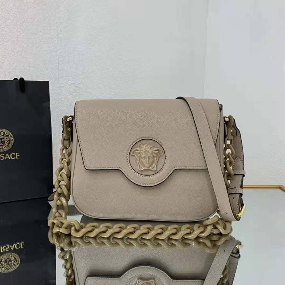 Close-up of gold Medusa hardware on Versace Women La Medusa Shoulder Bag-Sandy