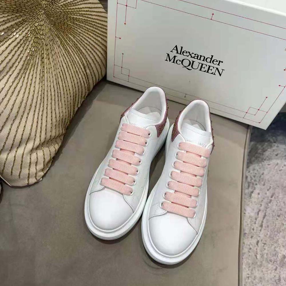 Close-up on thick sole detail of Alexander Mcqueen Calf Leather-Pink sneaker