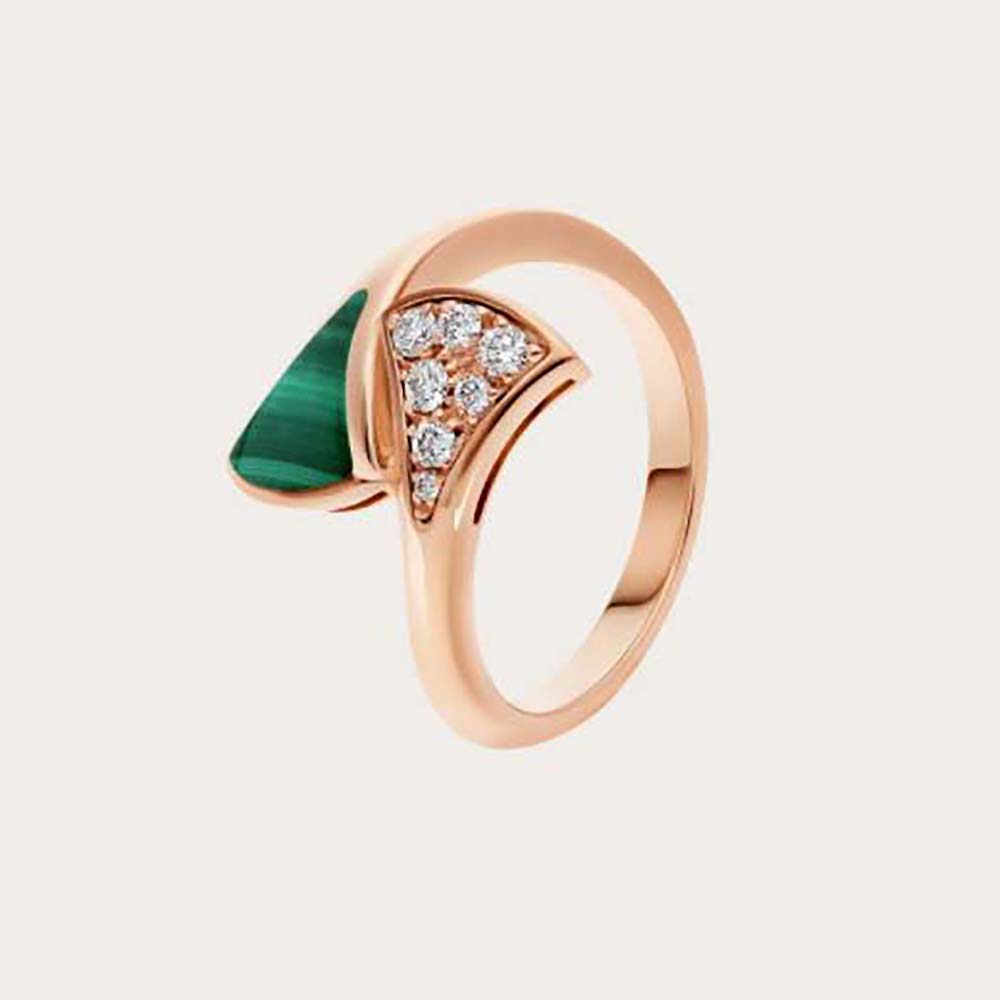 Close-up of Bvlgari Women Divas Dream 18 KT Rose Gold Ring green malachite