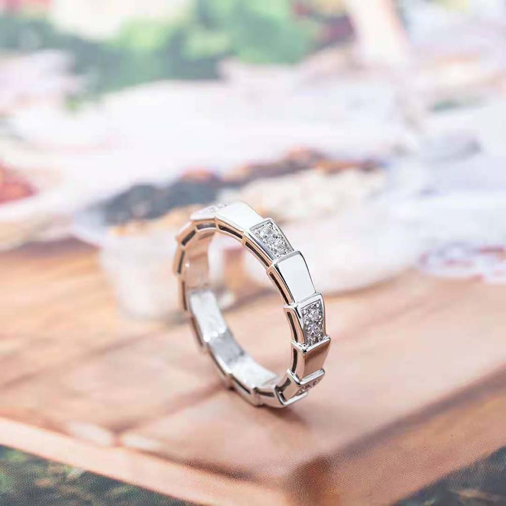 Side profile showing silver finish of Bvlgari Serpenti Viper Ring-Silver