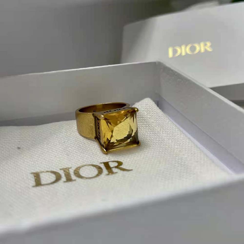 Dior Women Dio(r)evolution Ring adjustable band on model’s hand