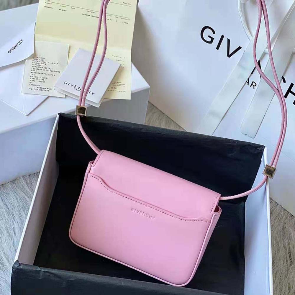 Close-up of polished 4G hardware on Givenchy Women Small 4g Bag in Box Leather-Pink