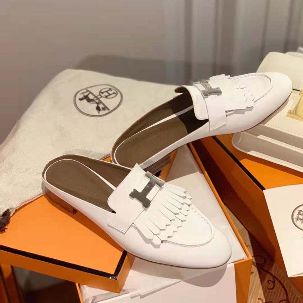Close-up on white calfskin and fringe detail of Hermes Rivoli mule