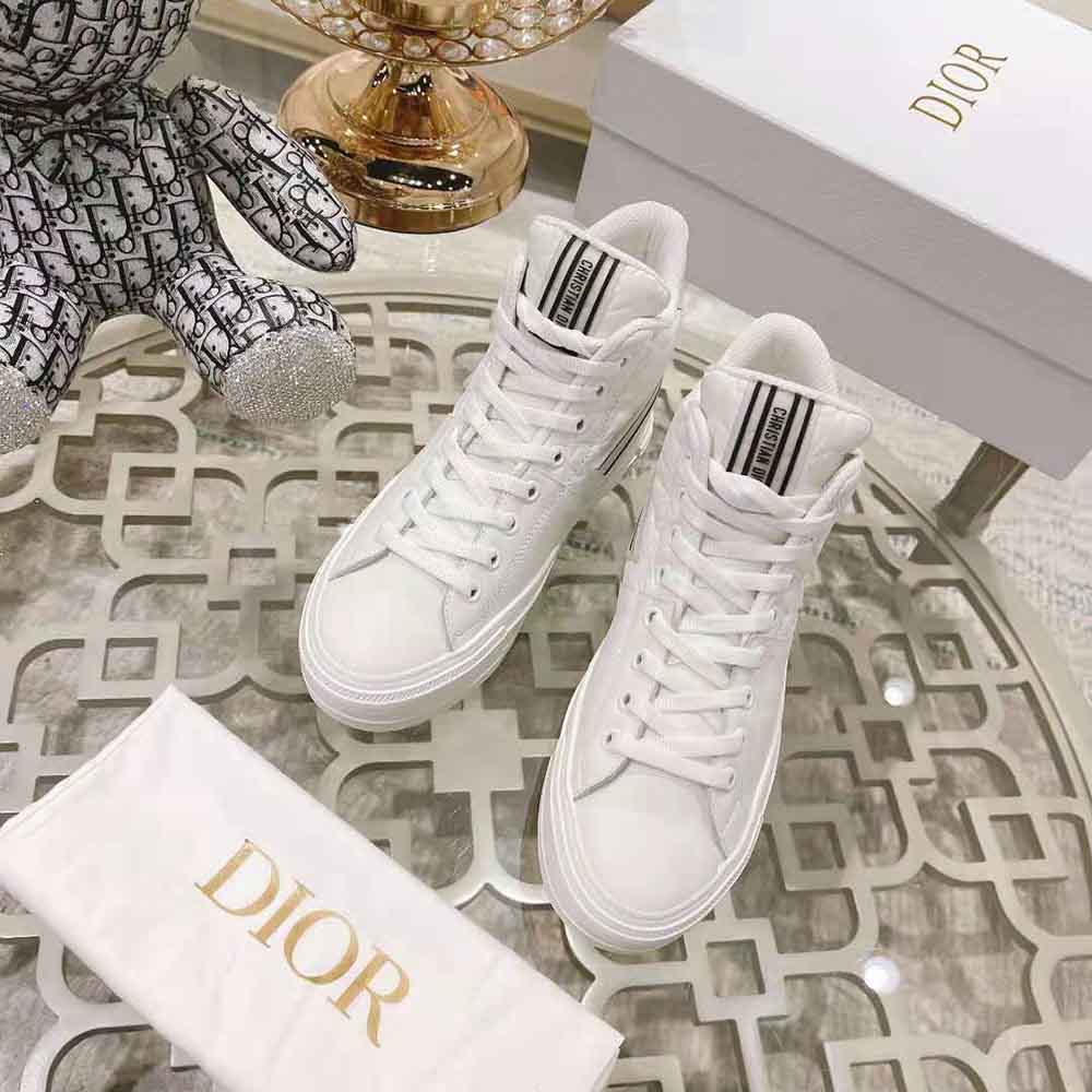 Close-up on embossed Etoile star detail on Dior Women Walk N Dior Star Sneaker
