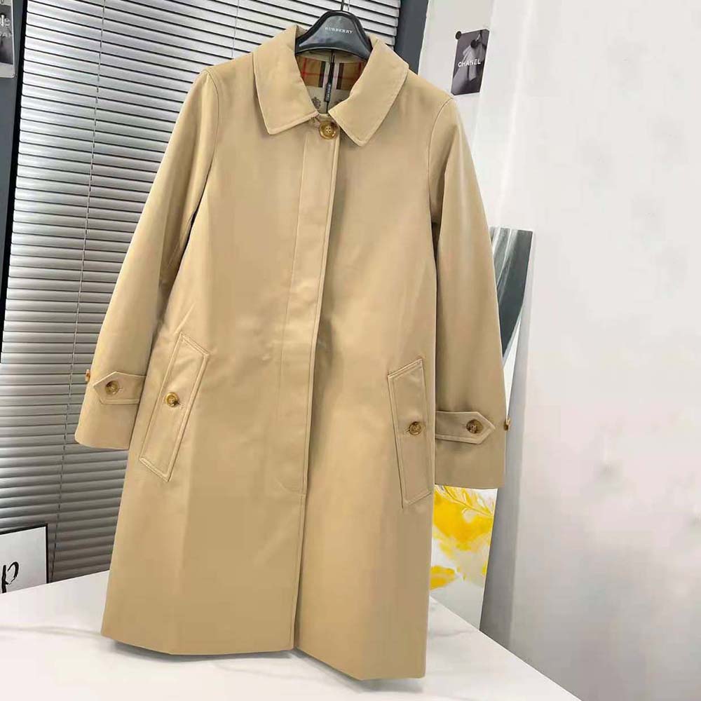 Side profile showing button closure on Burberry Women The Pimlico Heritage Car Coat-Beige