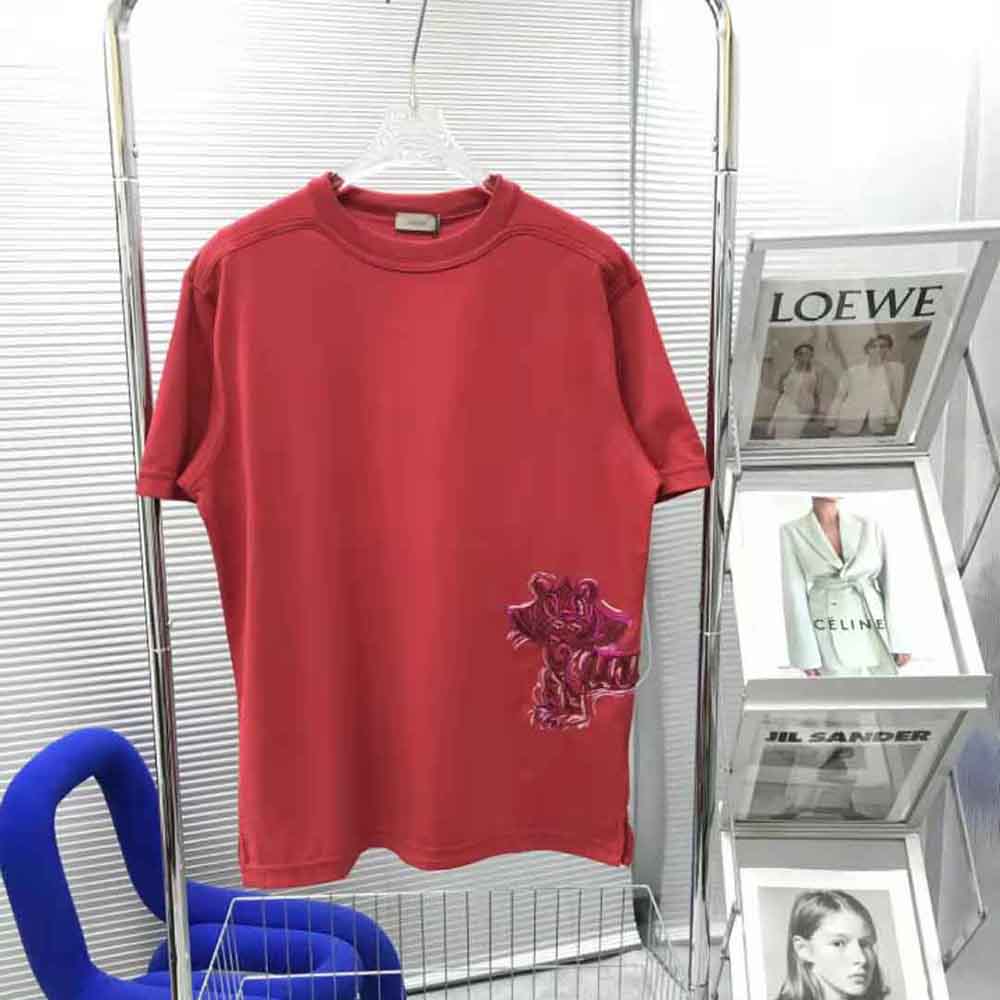 Close-up of Kenny Scharf graphic detail on Dior Men Dior red cotton T-shirt