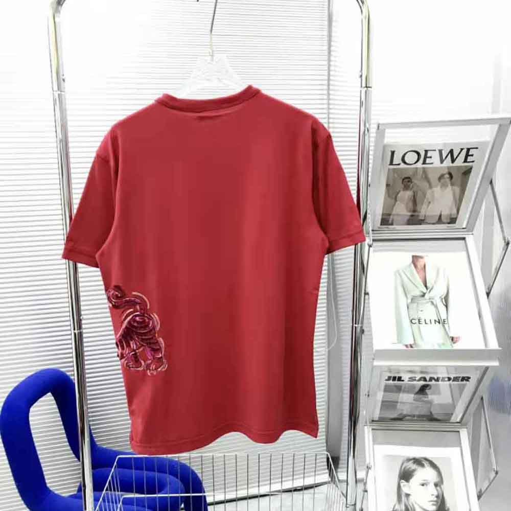 Side angle showing relaxed fit of Dior Men Dior and Kenny Scharf T-shirt in red