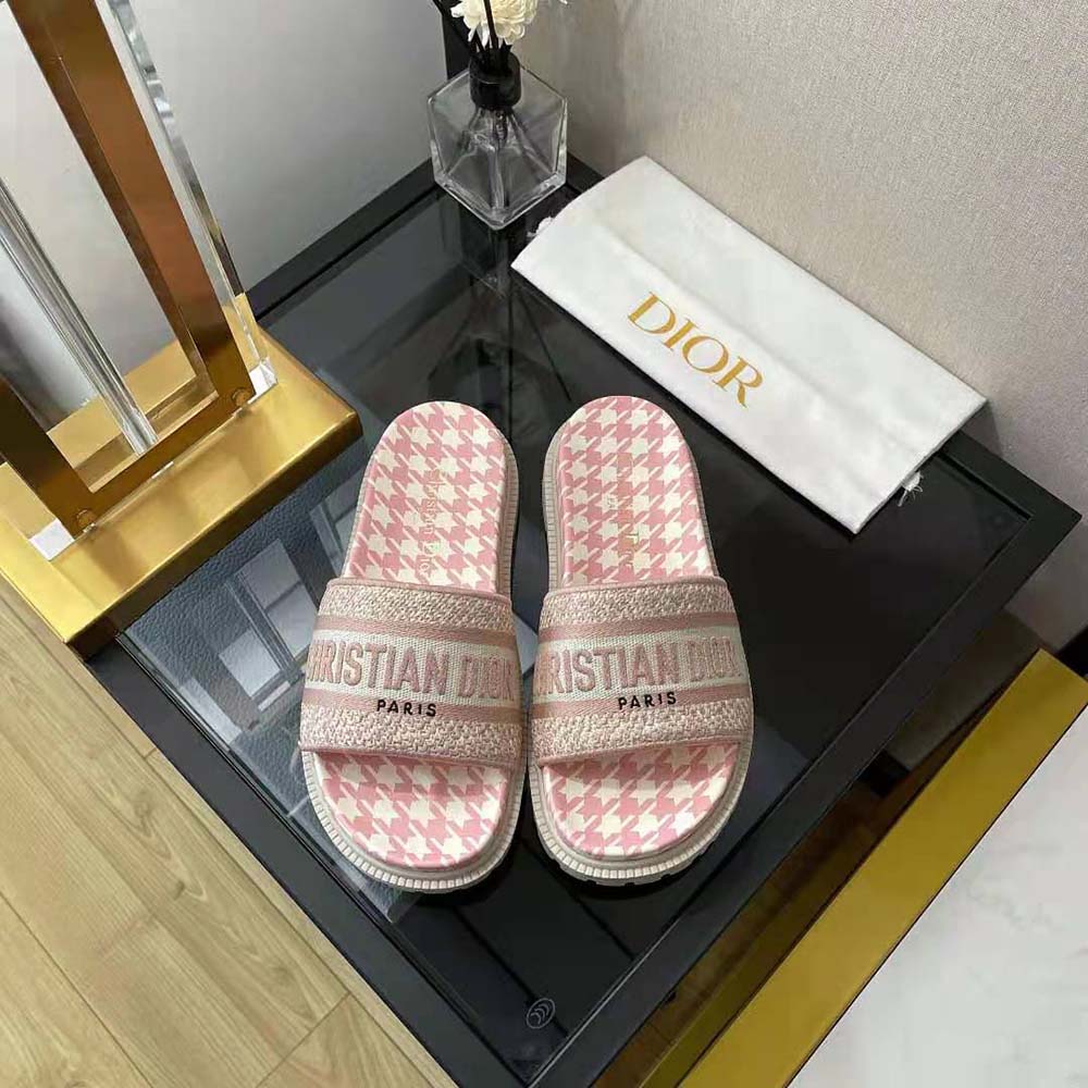Close-up of micro houndstooth motif on Dior Women Dway Slide