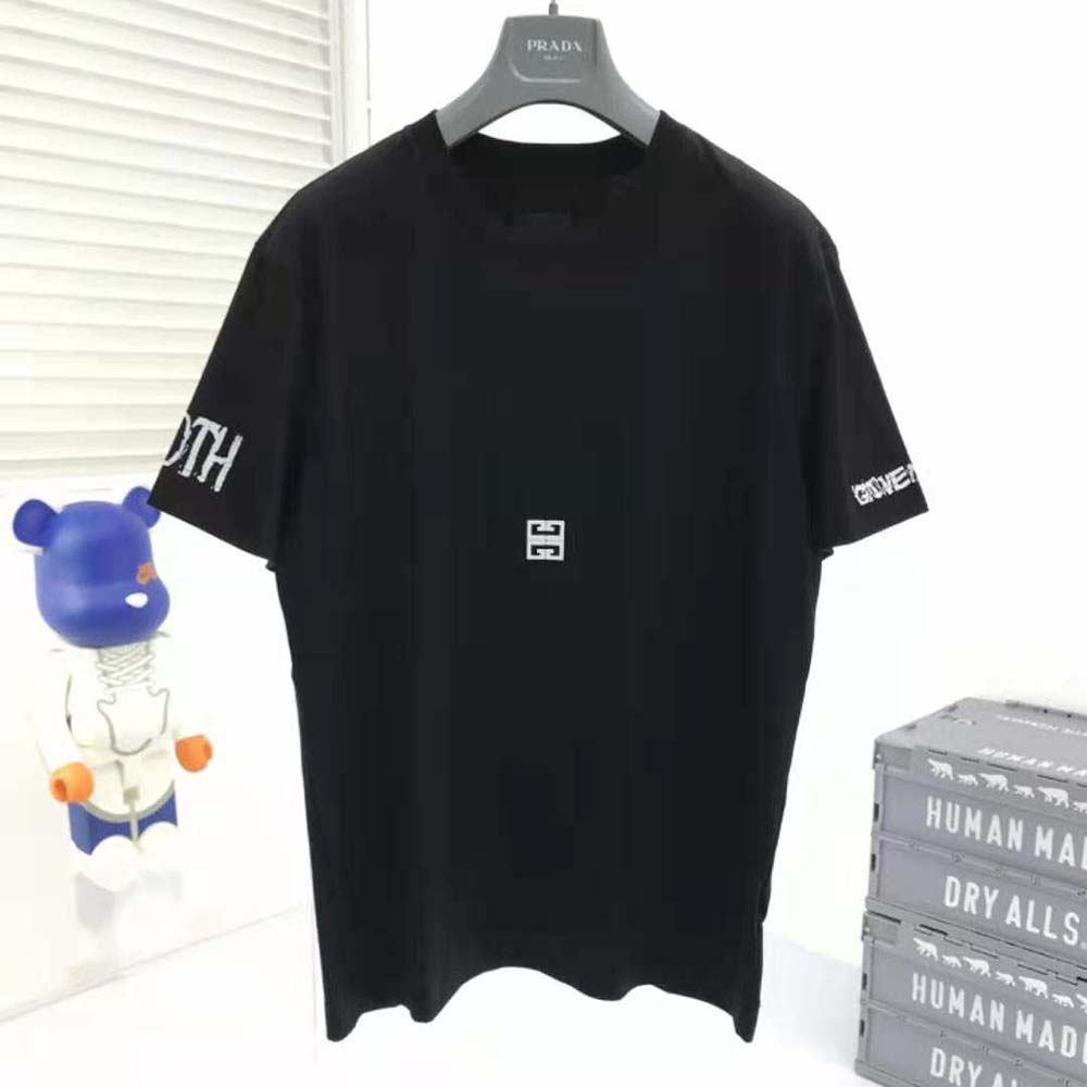 Close-up of ceramic logo detail on Givenchy Men Slim Fit T-shirt black