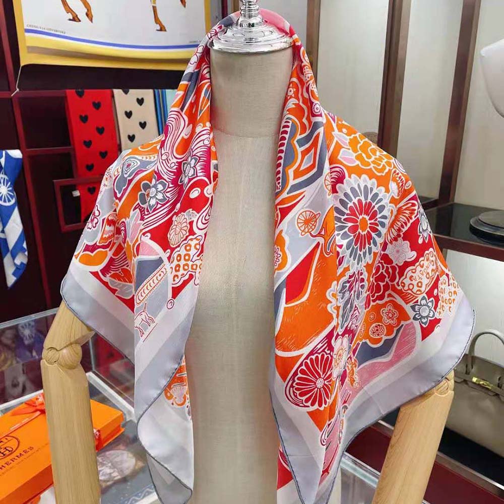 Detail of cashmere and silk texture on Hermes Women Bingata Shawl 140