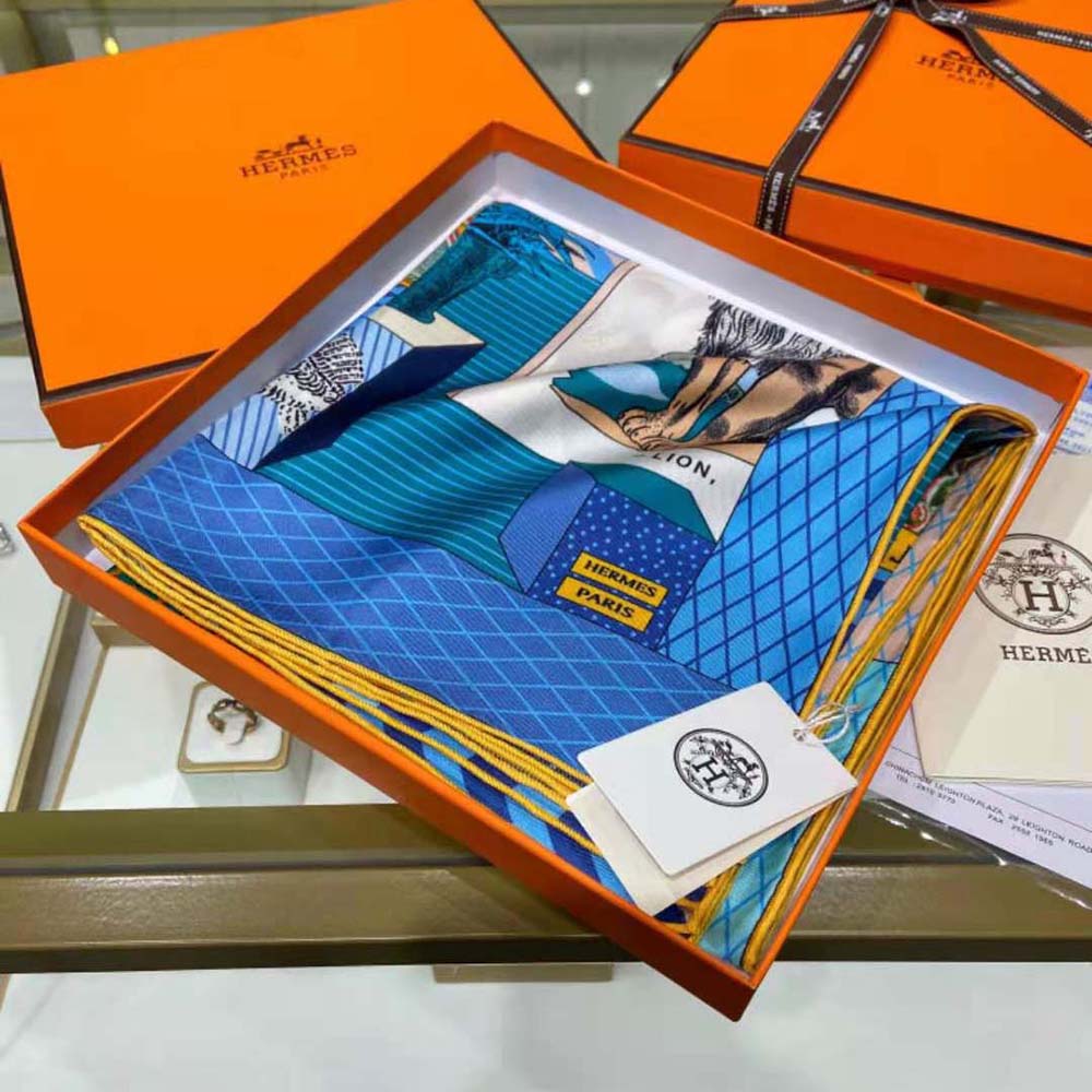 Styled knot detail of Hermes Women Grand Theatre Nouveau Scarf 90 in Silk Twill-Navy