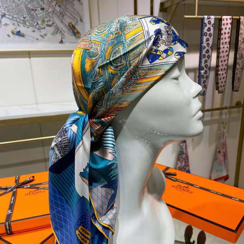 Hermes Women Grand Theatre Nouveau Scarf 90 in Silk Twill-Navy - image 4
