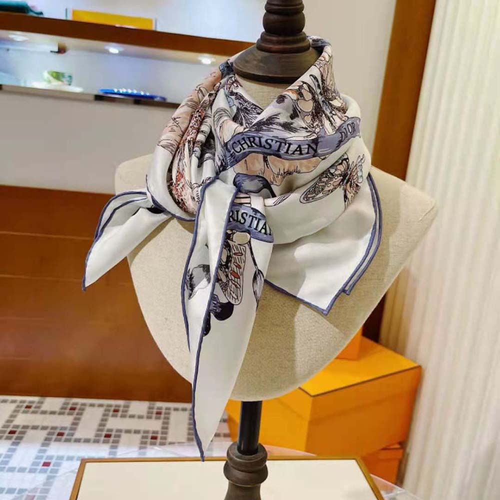 Close-up of silver edges on Hermes Women Sous L Egide De Mars Wash Scarf 90-Silver
