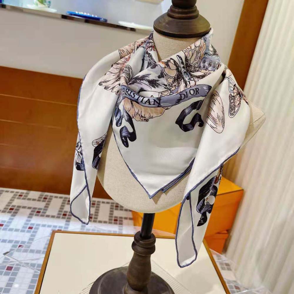 Hermes Women Sous L Egide De Mars Wash Scarf 90-Silver styled on a white mannequin