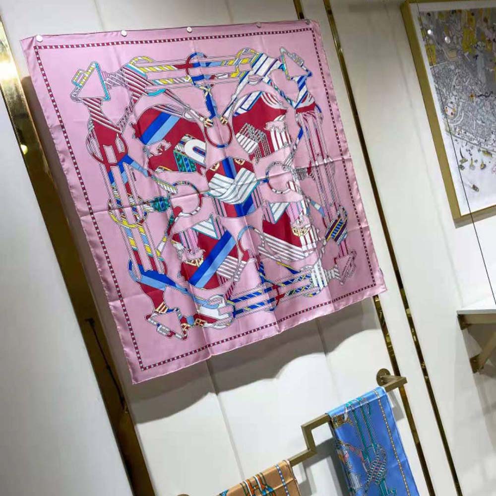 Model styling Hermes Women Tatersale En Zigzag Scarf 45 pink silk twill