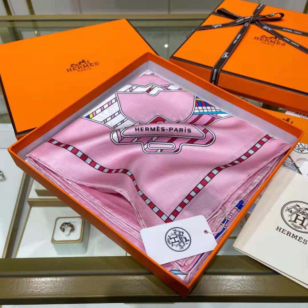 Hermes Women Tatersale En Zigzag Scarf 45 laid flat showing zigzag design