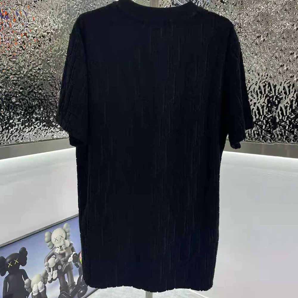 Side profile showing relaxed fit of Dior Men Oblique T-shirt in navy