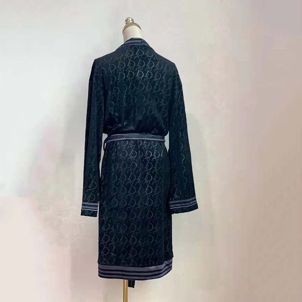Side profile showing relaxed silhouette of Dior Men Unisize Oblique Bathrobe