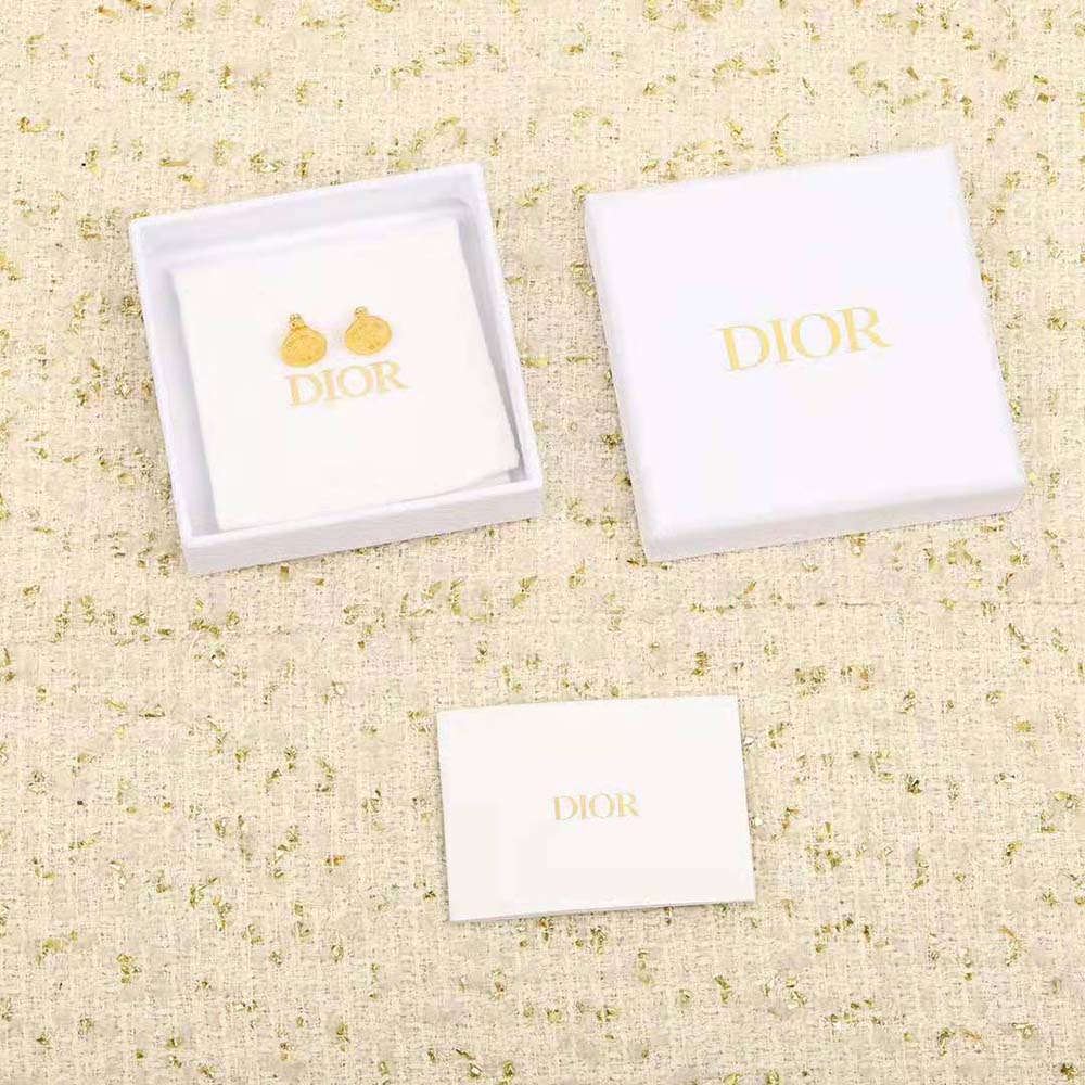 Close-up on signature stud detail of Dior Women 30 Montaigne Earrings