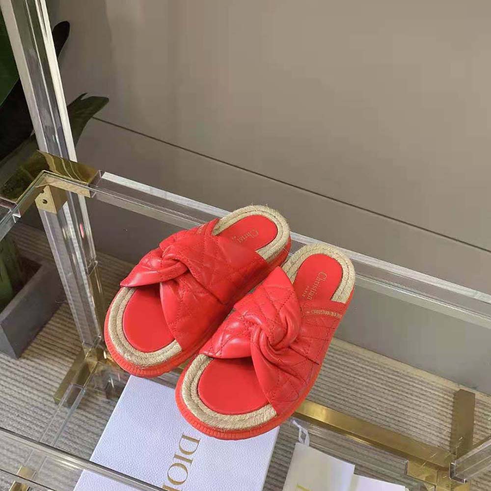 Close-up on signature Cannage stitching on Dior Women Dtwist Slide