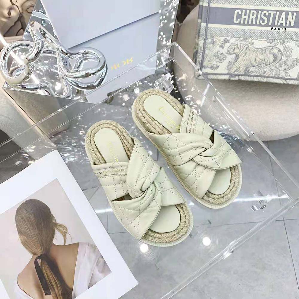 Close-up of embossed cannage detail on Dior Women Dtwist Slide white leather