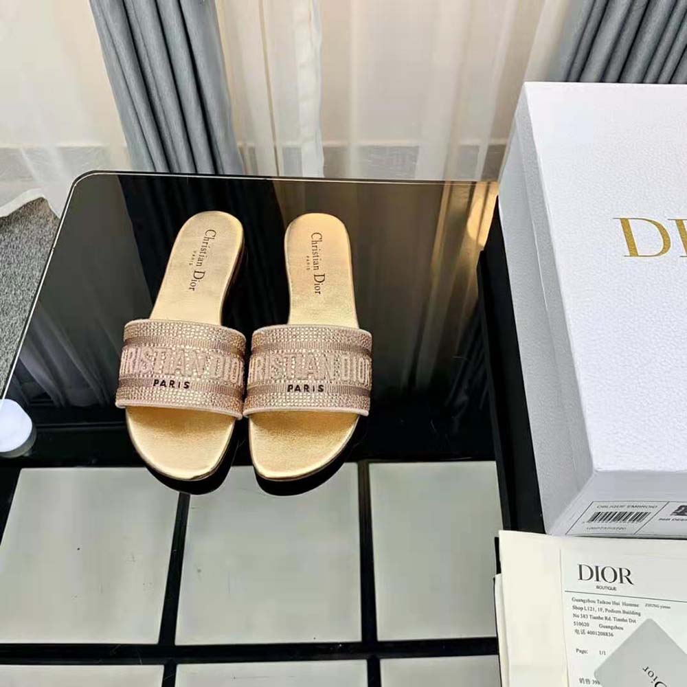 Close-up of metallic thread and strass details on Dior Women Dway Slide