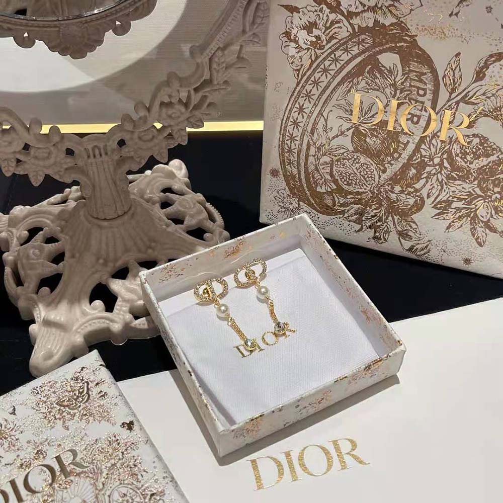 Close-up detail of signature ‘CD’ logo on Dior Women Petit CD Earrings