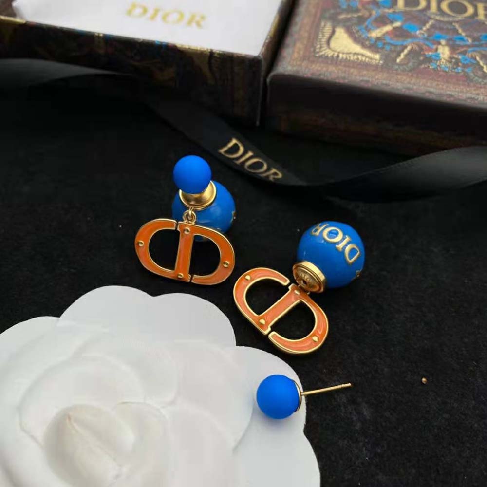Side angle showing double-sided design of Dior Women Tribales Earring