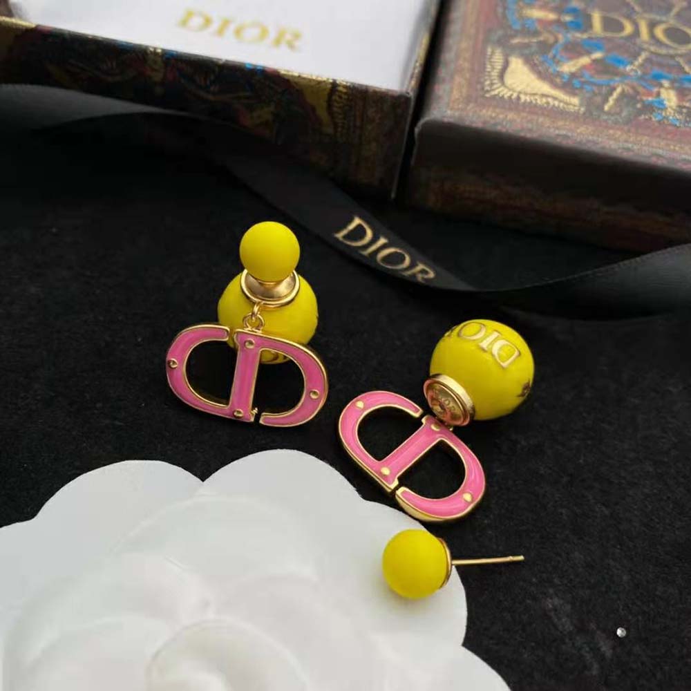 Side angle showing double-sided silhouette of Dior Women Tribales Earring