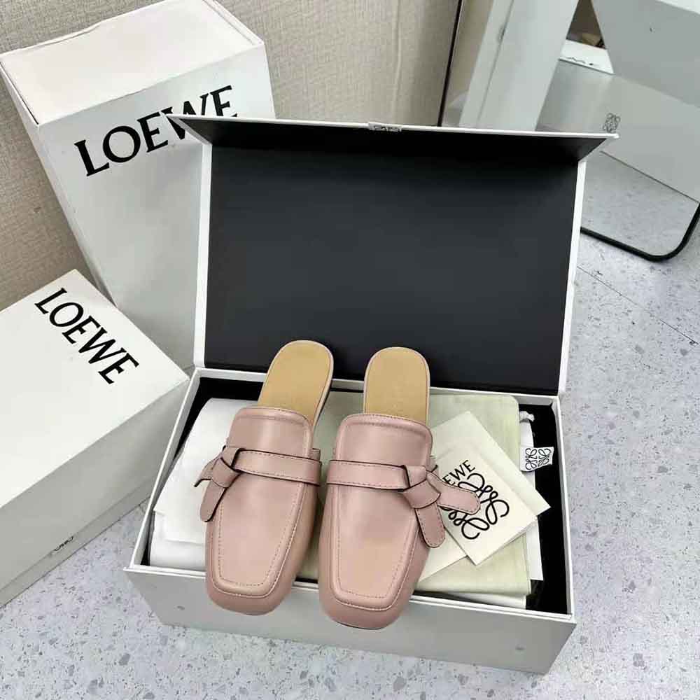 Close-up of pink calfskin leather and knot detail on Loewe Women Gate Flat Mule