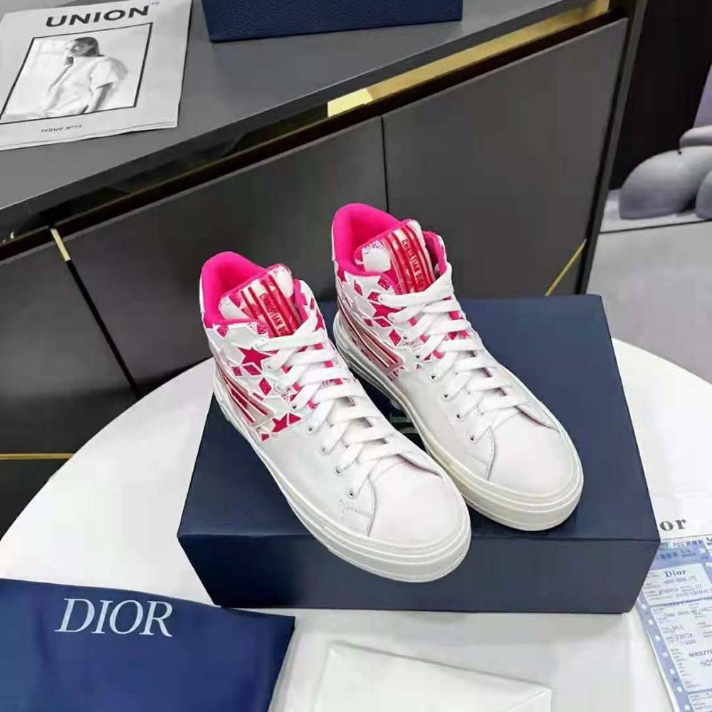 Close-up on Dior star emblem of Walk N Dior Star Sneaker in pink