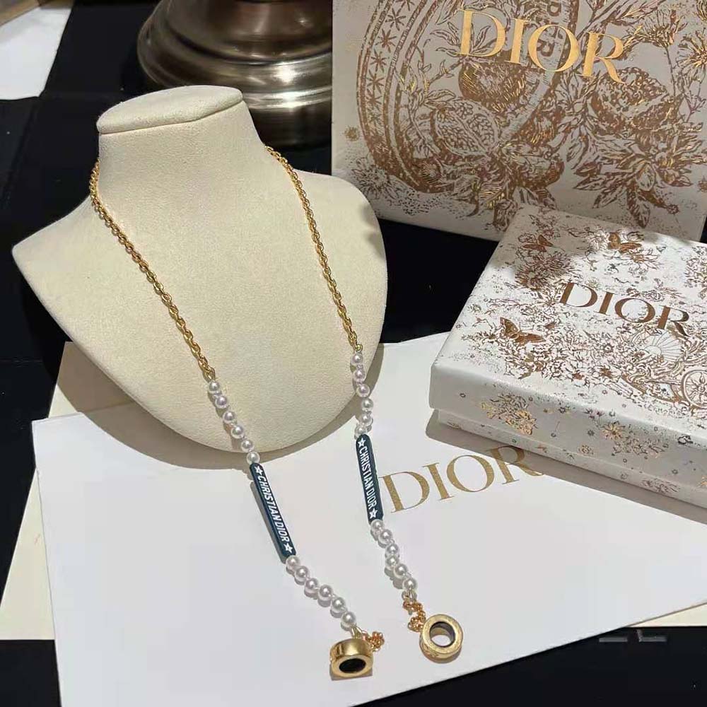 Close-up on blue accent and gold finish of Dior Women D-Vibe Necklace