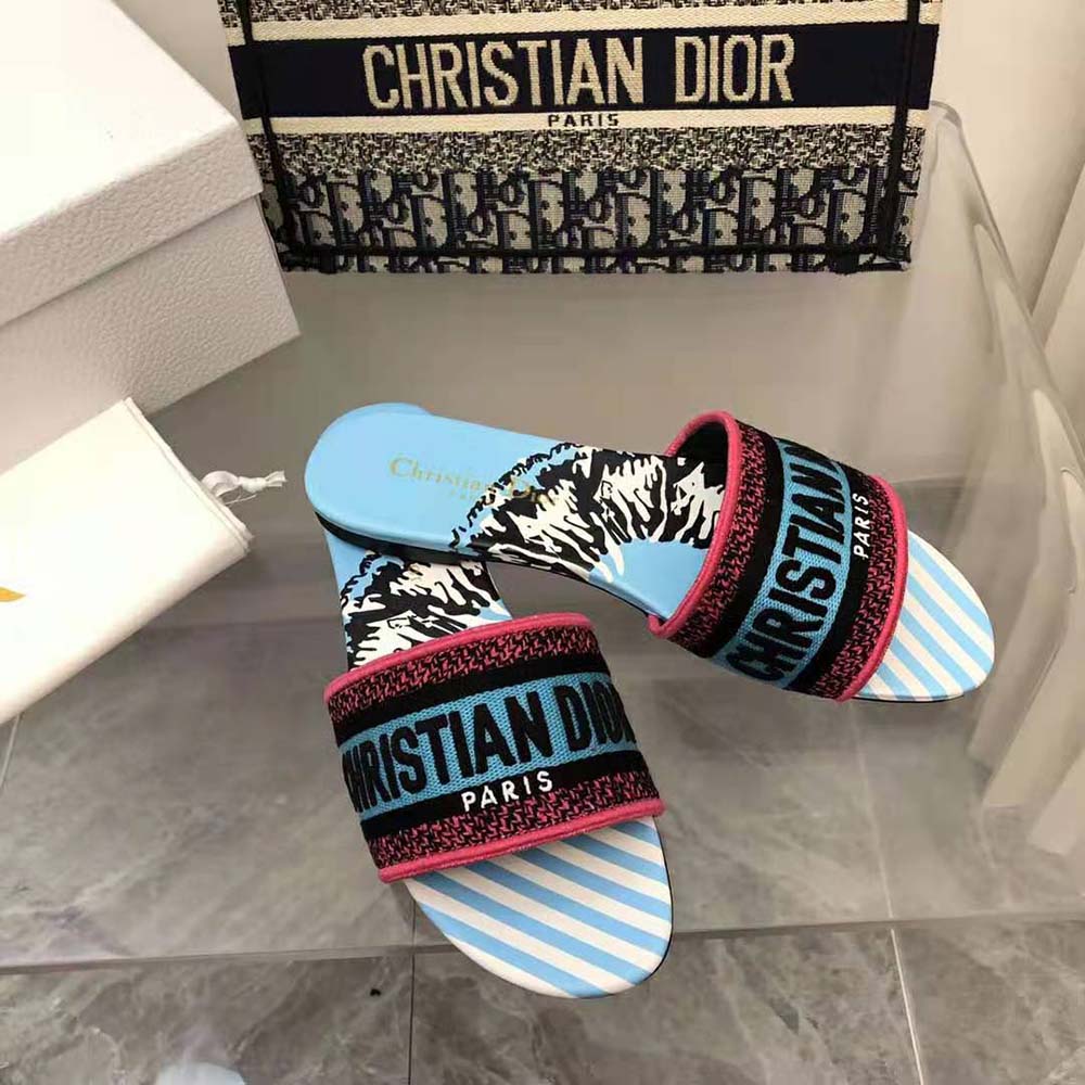 Side angle showing silhouette and rubber sole of Dior Women Dway Slide