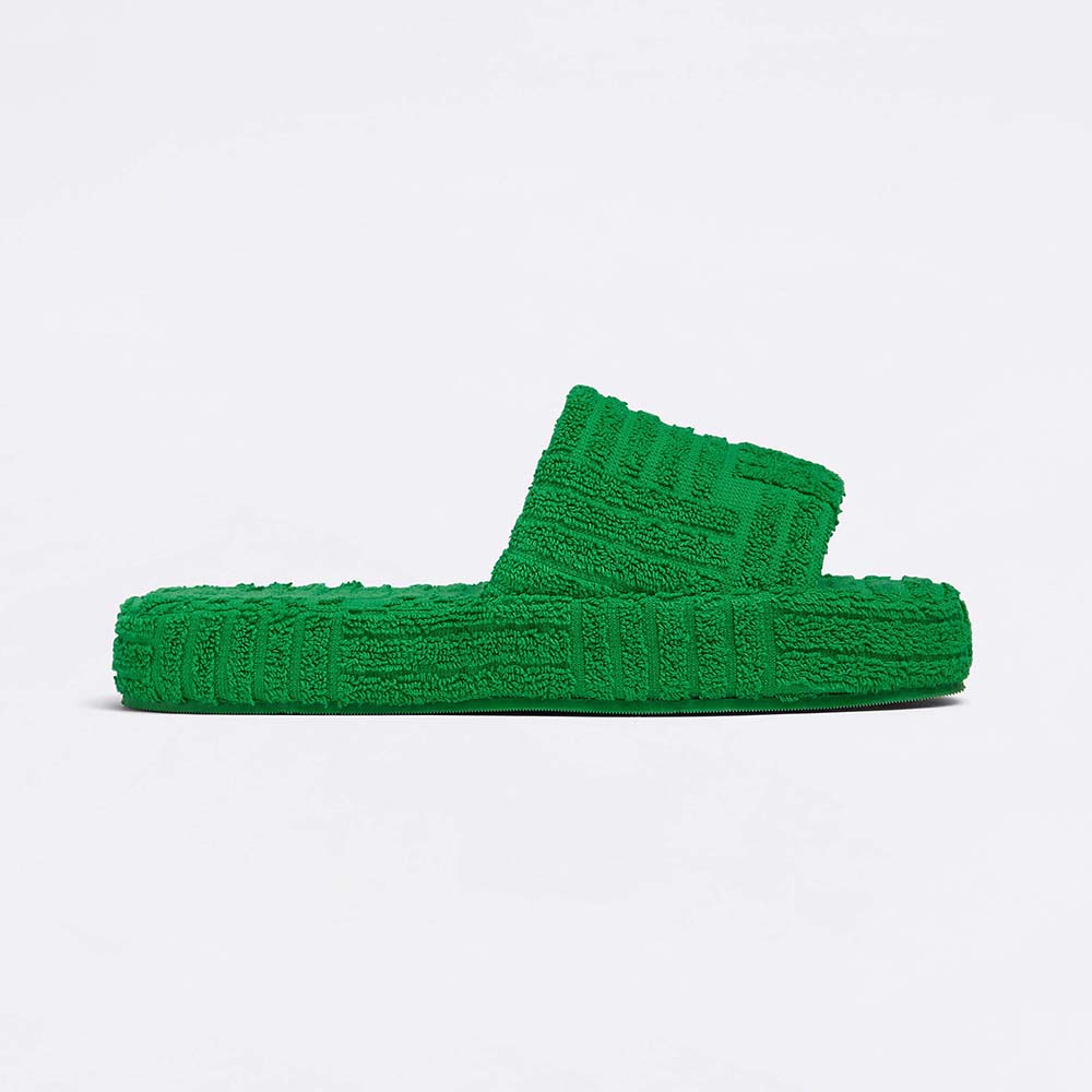 Side profile of Bottega Veneta Women Resort Sponge in green with 35mm heel