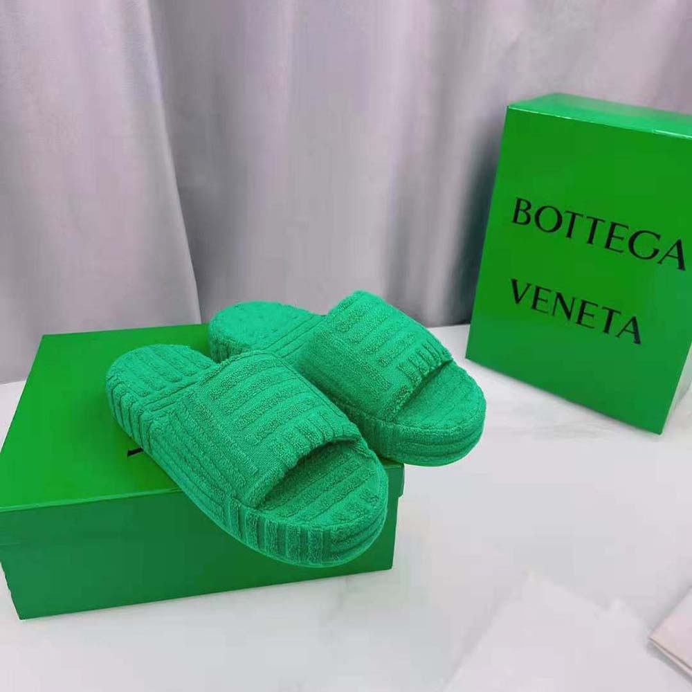 Close-up of signature woven detail on Bottega Veneta Women Resort Sponge sandal